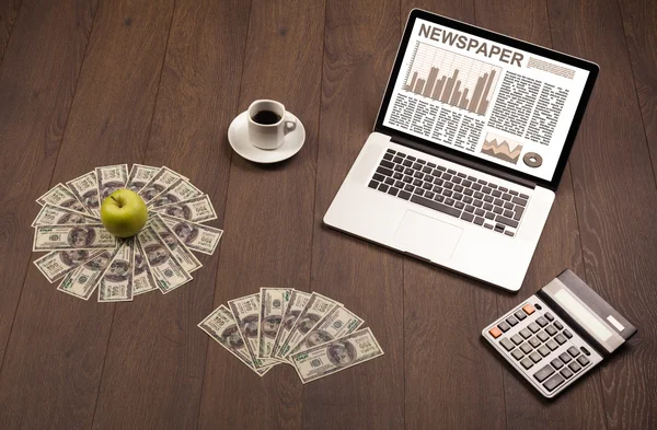 Üzleti laptop-val tőzsdei jelentés fa íróasztal — Stock Fotó