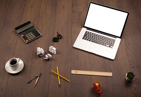 Schreibtisch mit Büromaterial und modernem Laptop mit weißer Rückenlehne — Stockfoto