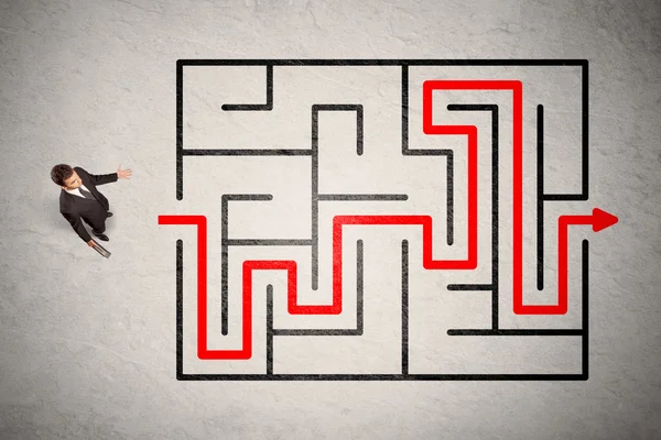 Lost businessman found the way in maze with red arrow — Stock Photo, Image