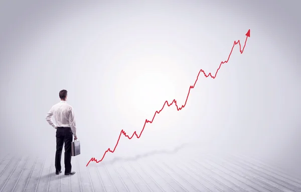 Staande zakenman met rode grafiek pijl — Stockfoto