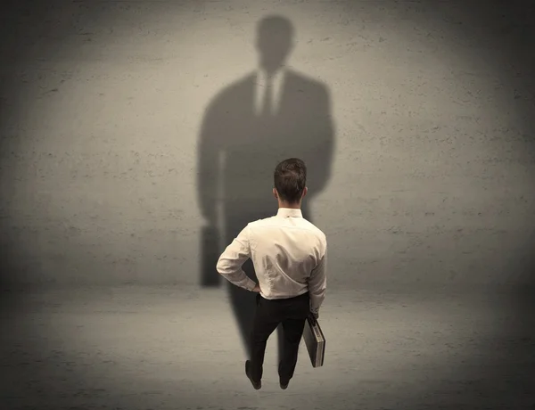 Uomo d'affari guardando grande ombra concetto — Foto Stock