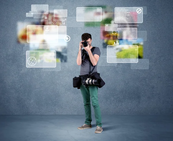 Kameralı yakışıklı fotoğrafçı.