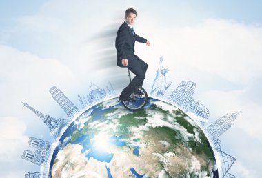 Büyük şehirlerle tek tekerlekli bisiklete binen bir adam.