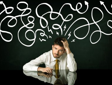 Depresyondaki işadamı çizgili çizgiler altında oturuyor