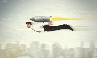 süper kahraman iş adamı ile jet pack roket CIT yukarıda uçan