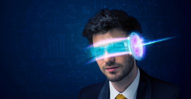 İleri teknoloji akıllı telefon gözlüklü bir adam. 