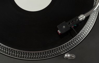 Turntable plağı çalıyor. Plakta iğneyle kapat. 