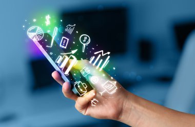 Finans ve pazar simgelerine ve sembollerine sahip akıllı telefon