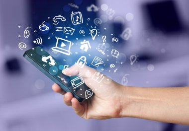 Medya simgeleri ve sembolleriyle el ele tutuşan akıllı telefon 