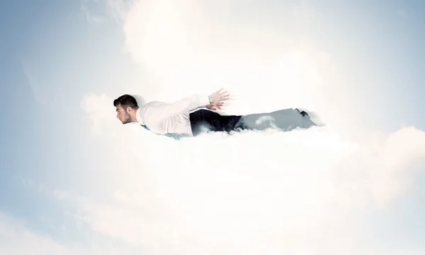 Hombre de negocios volando como un superhéroe en las nubes en el cielo — Foto de Stock