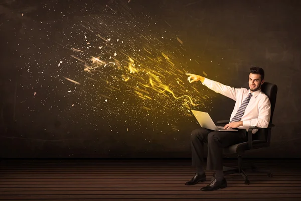Affärsman med laptop och energi explosion på bakgrund — Stockfoto