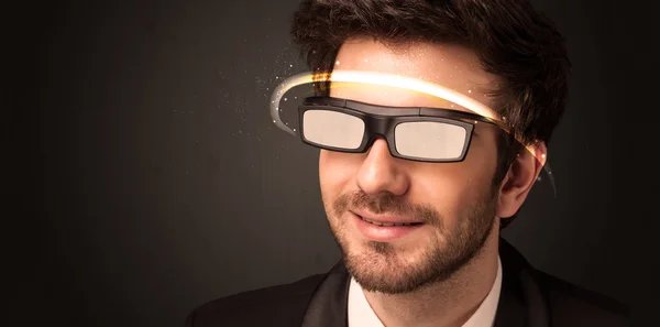 Bello uomo guardando con futuristici occhiali high tech — Foto Stock