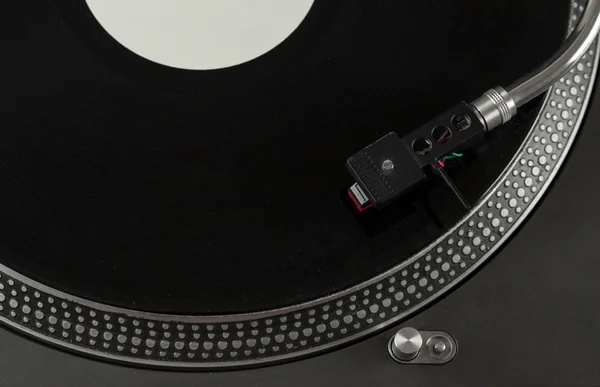 Draaitafel spelen vinyl close-up met naald op de plaat — Stockfoto