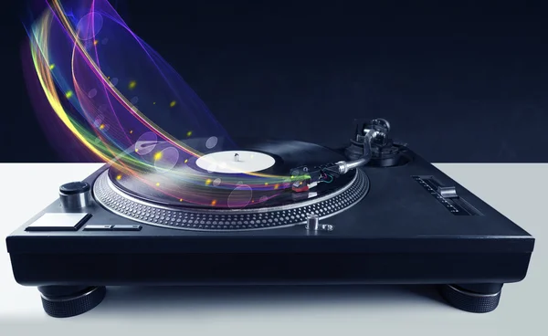 Draaitafel vinyl spelen met gloeiende abstracte lijnen — Stockfoto
