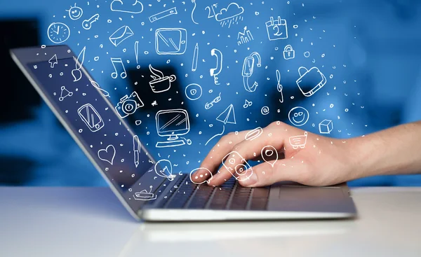 Laptop computer met de hand getekende pictogrammen en symbolen — Stockfoto