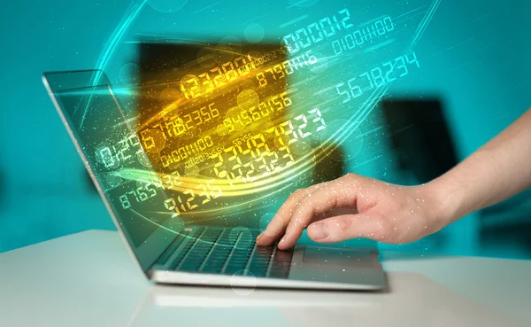 Hombre escribiendo en el portátil moderno con los datos de la tecnología de números que vienen —  Fotos de Stock