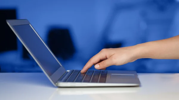 A gomb megnyomásával modern laptop számítógép színes háttérb üzletember — Stock Fotó