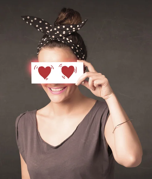 Hübsches Mädchen hält Papier mit roter Herzzeichnung — Stockfoto