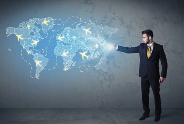 Dünyanın dört bir yanındaki uçaklarla dijital harita gösteren bir iş adamı