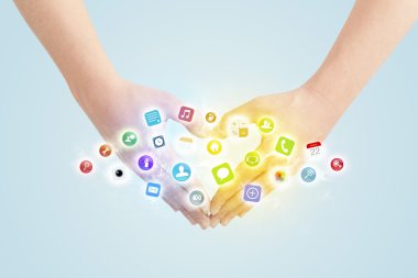 Eller mobil uygulama simgeleri ile bir form oluşturuluyor