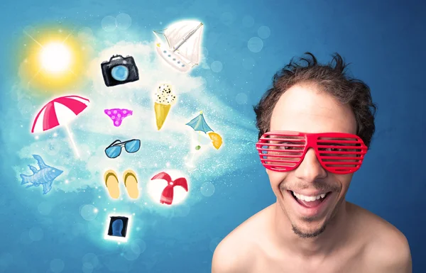 Heureux homme joyeux avec des lunettes de soleil en regardant les icônes d'été — Photo