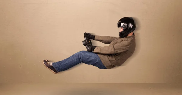 Feliz hombre divertido conduciendo un concepto de coche volador —  Fotos de Stock