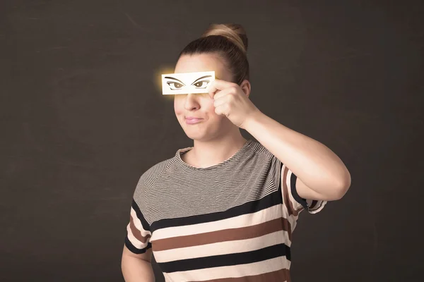 Joven guay mirando con un papel dibujado a mano ojos —  Fotos de Stock