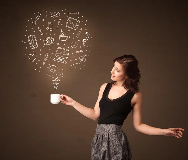 Empresária segurando uma xícara branca com ícones de mídia social — Fotografia de Stock