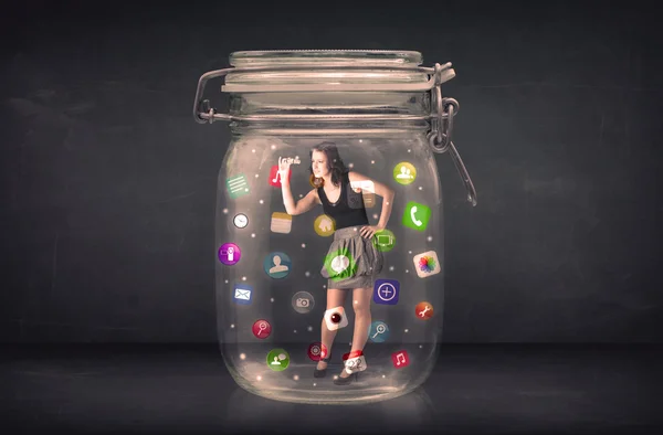 Бізнес-леді, захоплені в скляній банці з барвистими піктограмами додатків c — стокове фото