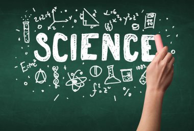 Olgun bilim adamı gemide çizim yapıyor.