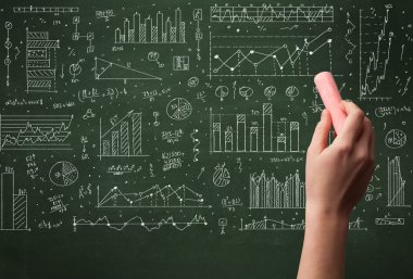 Bir iş adamı tahtaya veri çiziyor
