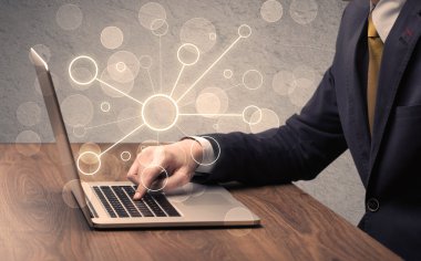 Dizüstü bilgisayarda yazan bilim işçisi