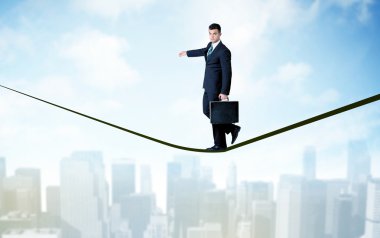 Şehrin yukarısındaki ip üzerinde yürüyen satıcısı