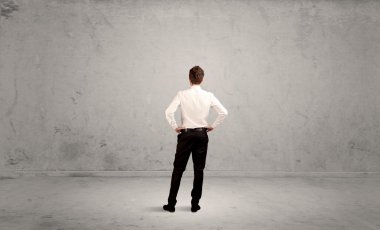 İş adamı boş kentsel alanda kayboldu