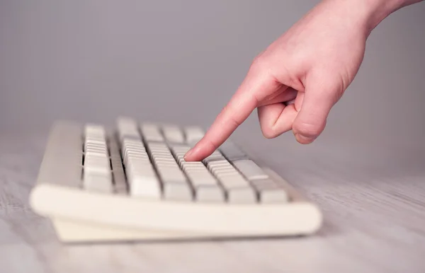 Primo piano di mano premendo i pulsanti della tastiera — Foto Stock