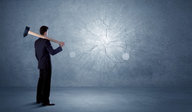 İşadamı çekiçle duvara çarpıyor.