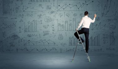Merdiven üzerinde çizim yapan adam