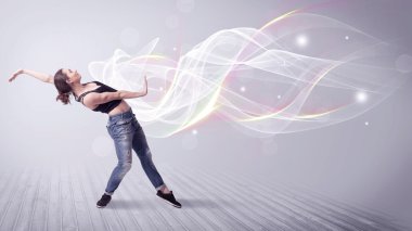 Beyaz çizgilerle dans eden break dansçı