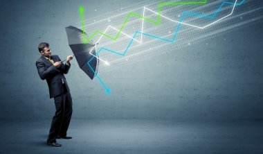 Şemsiye ve borsa okları kavramına sahip iş adamı