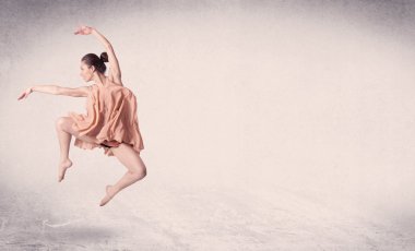 Modern balerin boş arka planla sanat atlayışı yapıyor.