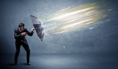 Şemsiye konseptiyle ışık demetlerini savunan iş adamı