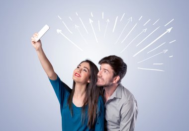 Oklarla selfie çeken sevimli bir çift.