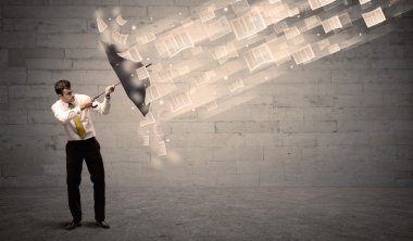 İş adamı ile şemsiye kağıtları rüzgara karşı koruma