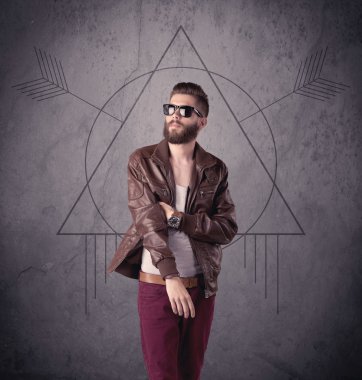 Sıradan komik erkek cep telefonu kullanıyor.