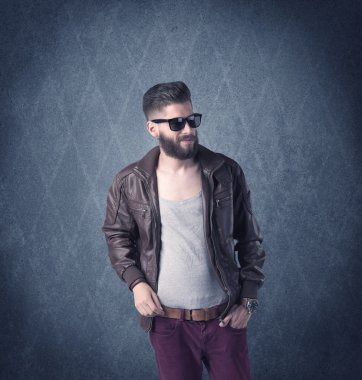 Zarif kıyafetler giymiş sakallı hippi.