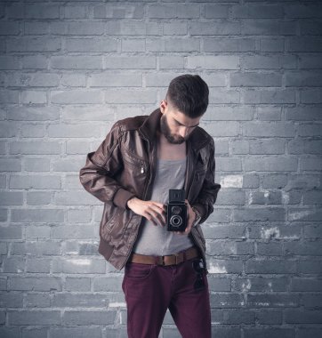 Tuğla şehir duvarının önünde manken.