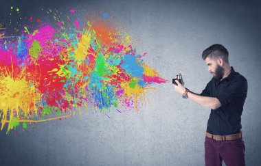 Kamera ve boya sıçratan hippi adam.