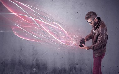 Kamera ve parlak çizgileri olan zarif bir hippi.