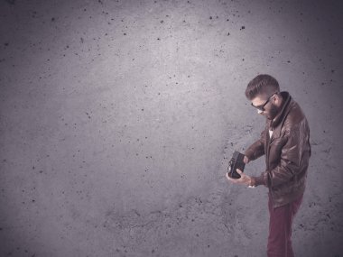 Klasik kamera ve sakallı hippi adam.