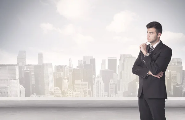 Sales person talking in front of city scape — Stock Photo, Image